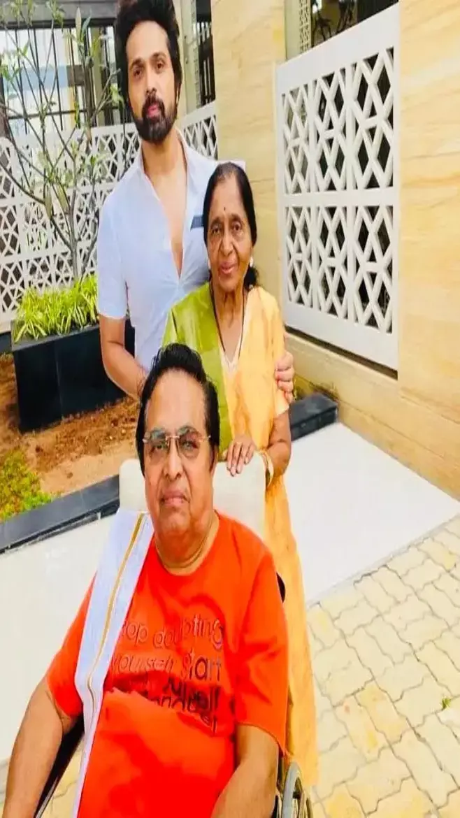 Himesh Father Death: मलाइका के बाद अब इस मशहूर सिंगर के सिर से हटा पिता का साया, दहशत में आई पूरी फिल्म इंडस्ट्री...