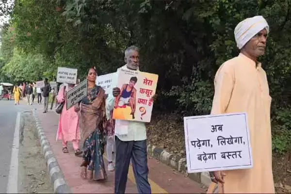 Chhattisgarh News: JNU में बस्‍तर के नक्‍सल हिंसा पीड़‍ित: अंग और परिजनों को खो चुके आदिवासियों ने लगाई न्याय की गुहार