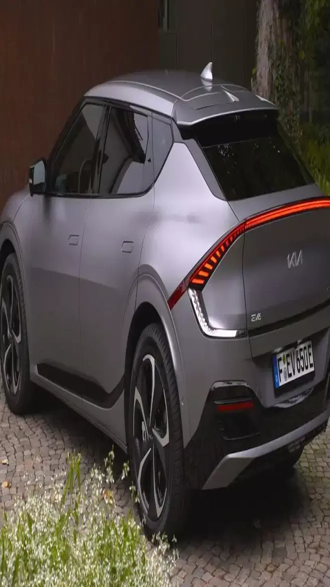 Kia EV6 की कीमत में 15 लाख तक की कटौती, देखें रेंज और फीचर्स का दम!...