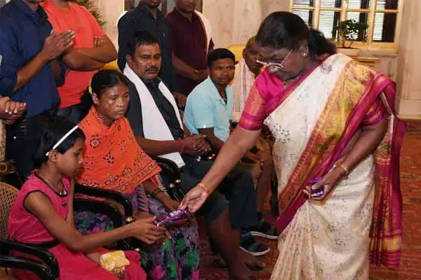 Chhattisgarh News: राष्ट्रपति भवन में बस्तर के नक्सल पीड़ितों ने रखी अपनी पीड़ा, वि‍ष्‍णुदेव की संवेदनशील पहल का हुआ उल्लेख