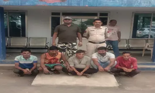 Raigarh News: जुआ खेलते 5 जुआरी गिरफ्तार, नगदी भी जब्त...