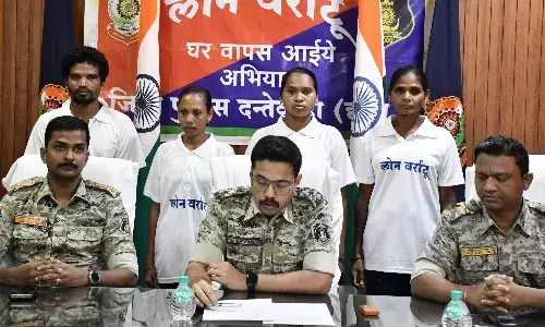 Dantewada News: 16 लाख के इनामी नक्सली दंपति सहित 4 माओवादियों ने किया सरेंडर, पुलिस पार्टी पर गोलीबारी सहित अन्य घटनाओं में थे शामिल
