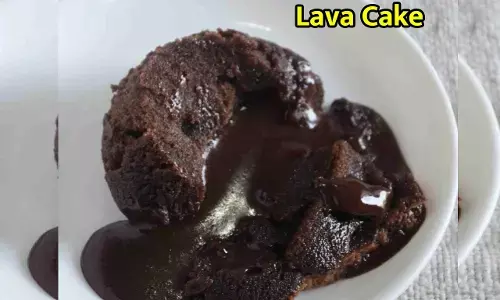 Oreo Biscuits Choco Lava Cake: बच्चों को सरप्राइज़ कीजिए ओरियो बिस्किट से लावा केक बनाकर, ये है रेसिपी...