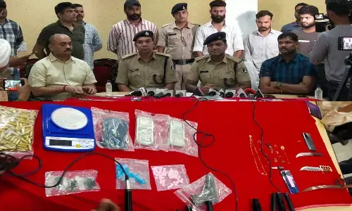 Raipur News: प्रोफेसर सहित तीन गिरफ्तार, मनाली से ड्र्ग्स लाकर खपा रहे थे रायपुर में, पिस्टल, चरस, एमडीएमए टैबलेट और नगदी जब्त...