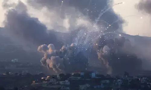 Israel Bombs Lebanon: लेबनान में भारी तबाही. इजरायल ने हिजबुल्लाह के 300 से अधिक ठिकानों पर किया हमला, 182 की मौत, 700 से ज्यादा लोग घायल