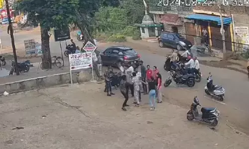 Bilaspur News: लड़कियों से छेड़खानी के बाद बीच सड़क पर चाकूबाजी, वीडियो वायरल...