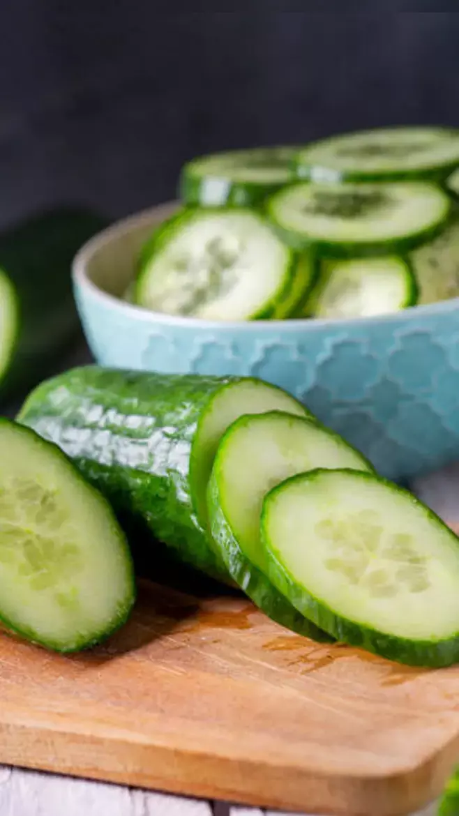 Kheere Ke Fayde: खीरा खाना वेट लाॅस का शानदार ज़रिया, हार्ट को रखे महफूज़ और बाॅडी को हाइड्रेटेड