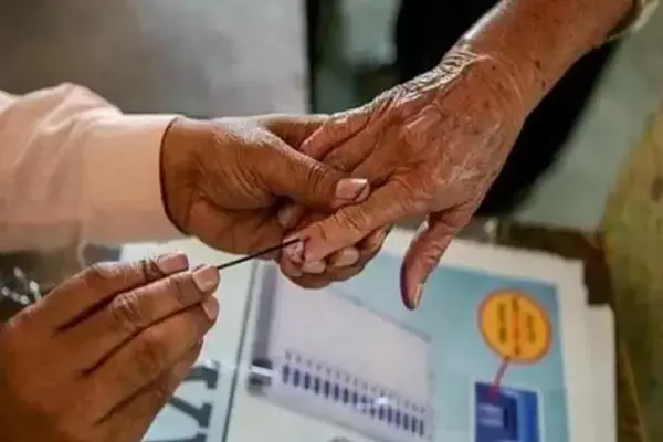 Dhamtari News: वोट डालने पहुंचे मतदाता की मौत, पोलिंग बूथ में बेहोश, इलाज के दौरान गई जान...
