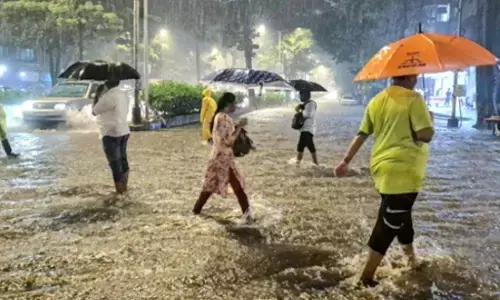 Aaj Ka Mausam 26 September 2024: मुंबई में भरी बारिश से शहर का हाल हुआ बेहाल, स्कूल-कॉलेज बंद, 14 उड़ानों का बदला गया रूट