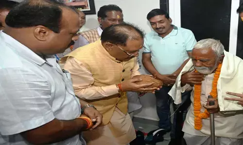 CM विष्णुदेव जब मिले अपने बचपन के शिक्षक से, चरण स्पर्श कर हुए भाव विभोर, बोले-गुरूजनों का ही...