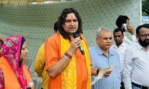 Rajasthan News: कांग्रेस से भाजपा में आए पार्षदों का विधायक बालमुकुंद आचार्य ने गौमुत्र से किया शुद्धिकरण