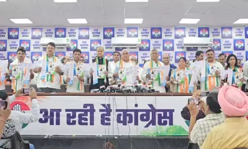 Haryana Congress Manifesto: कांग्रेस ने जारी किया मेनिफेस्टो, महिलाओं को हर महीने मिलेंगे 2,000 रुपये, जानें प्रमुख वादे