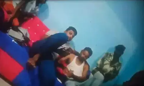 Mahasamund News: आरक्षकों ने शराब बेचने वालों से की वसूली, वीडियो वायरल होने के बाद एसपी ने तीन कॉन्स्टेबल को किया निलंबित