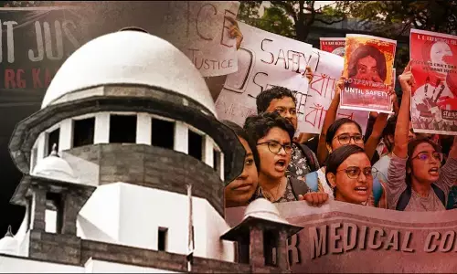 Kolkata Rape-Murder Case: सुप्रीम कोर्ट में अहम सुनवाई से पहले डॉक्टरों ने निकाली मशाल रैली, न्याय और सुरक्षा की मांग