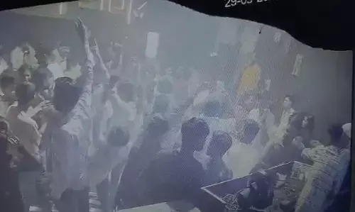 Bilaspur News: न्यायधानी में फिर चाकूबाजी, होटल में डांस को लेकर लड़के लड़कियों के बीच धक्का–मुक्की, दो गंभीर...