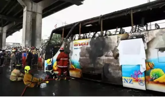 स्कूल बस में लगी भीषण आग, 25 छात्रों की जलकर मौत, 44 लोग थे सवार, मची अफरा-तफरी...