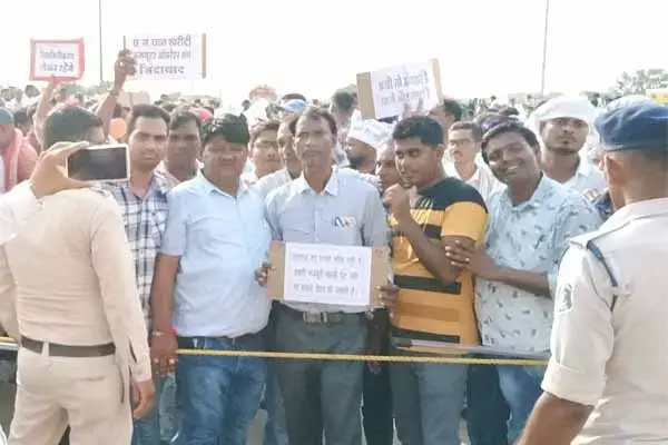 Chhattisgarh News: 14 दिन से धरने पर बैठे हैं धान खरीदी केंद्र के डाटा इंट्री ऑपरेटर, जानिये.. क्‍या है उनकी मांगें