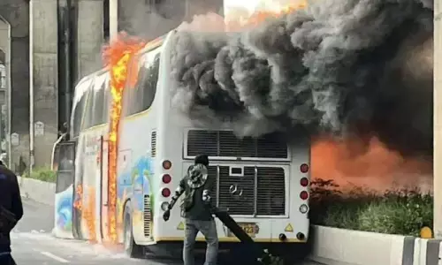 Fire News : स्कूल बस में आग लगने से स्कूली बच्चों समेत 25 लोगों की मौत, जानिए कण का है मामला?