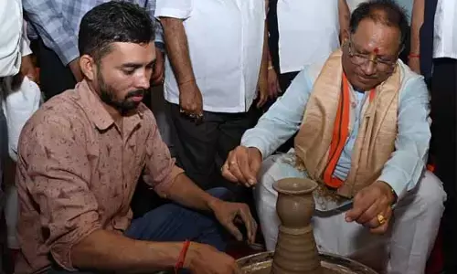 Chhattisgarh News: मुख्यमंत्री विष्णु देव साय ने चाक पर दिखाई कलाकारी, बनाई मिट्टी की कटोरी