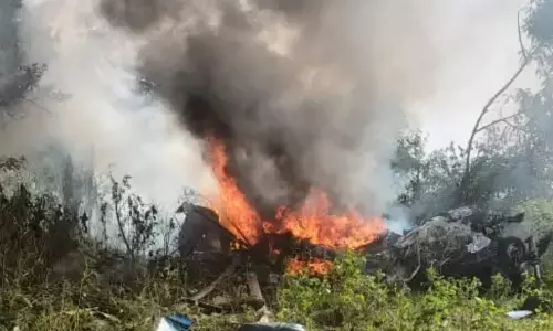 Maharashtra Pune Helicopter Crash: पुणे में उड़ान भरते ही क्रैश हुआ हेलिकॉप्टर, 2 पायलट समेत तीन लोगों की मौत