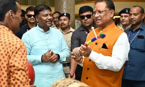 CM विष्णु देव ने किया प्रथम छत्तीसगढ़ हरित शिखर सम्मेलन का शुभारंभ, हर्बल उत्पादों और लोक कला का किया अवलोकन