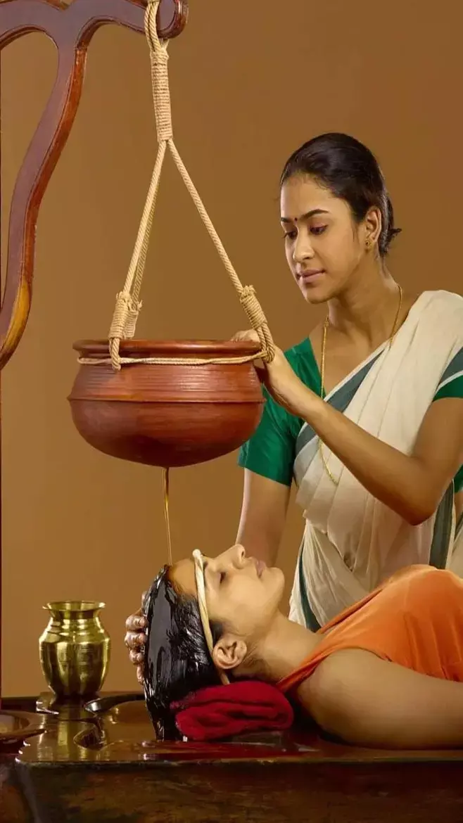 Shirodhara Therapy Ke Fayde: मानसिक तनाव से फट रहा है सिर तो लें आयुर्वेद की शिरोधारा थैरेपी की मदद, अनिद्रा, माइग्रेन से भी मिलेगी राहत...
