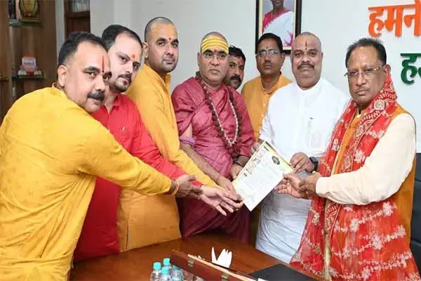 Chhattisgarh News: गोमाता को राज्यमाता घोषित करने सीएम का वादा: विष्‍णुदेव ने स्वीकारा शंकराचार्य की गौध्वज प्रतिष्ठा यात्रा का आमंत्रण