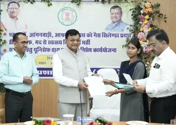 CG नियुक्ति: 114 स्वास्थ्य कर्मियों, 11 अतिथि शिक्षकों की नियुक्ति, मंत्री लखन लाल देवांगन ने दिया नियुक्ति पत्र
