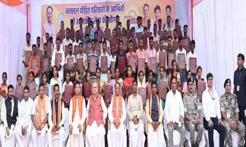 Chhattisgarh News: मुख्यमंत्री के हाथों नक्सल हिंसा से 70 प्रभावितों को मिला विभिन्न विभागों में नियुक्ति आदेश