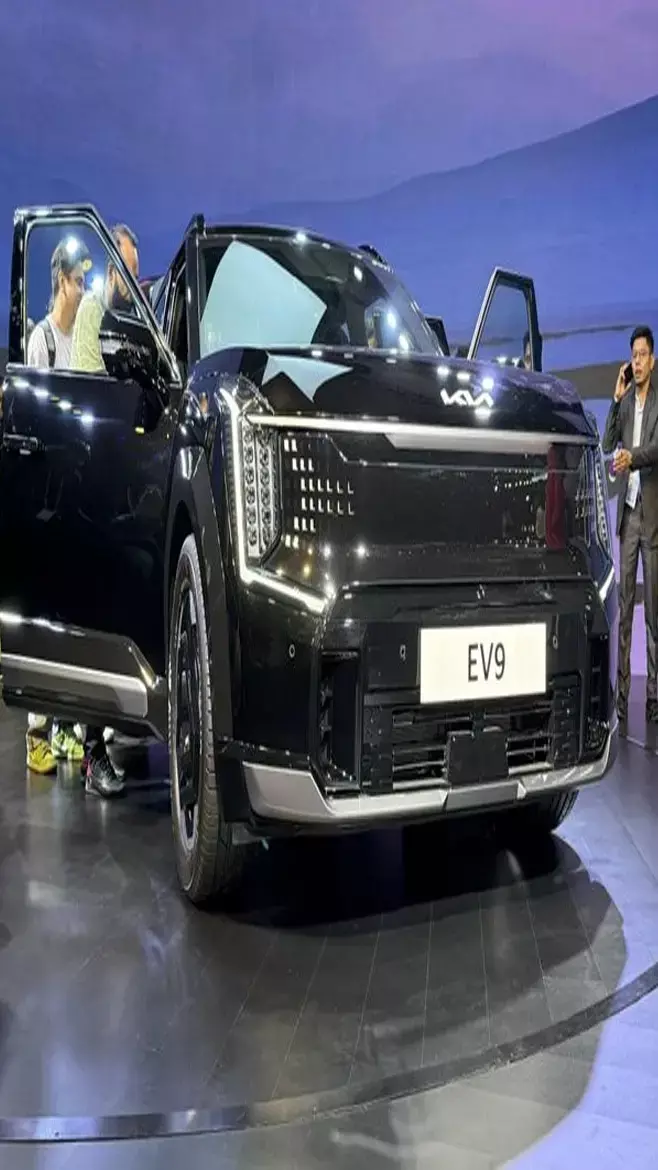 ₹1.30 करोड़ कीमत पर लॉन्च हुई Kia EV9: मिलेगी 561Km की रेंज और मसाज वाली सीट्स!...