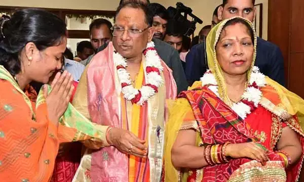 Chhattisgarh News: नए सीएम हाउस में विष्‍णुदेव का गृह प्रवेश: विधि विधान से पूजा अर्चना के बाद किया प्रवेश, आज रात वहीं रुकेंगे