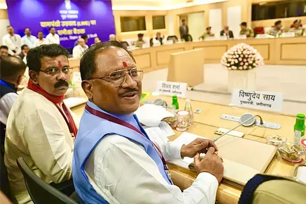 Chhattisgarh News: दिल्‍ली में केंद्रीय गृह मंत्री की बैठक शुरू: देखें- फोटो और वीडियो सीएम विष्‍णुदेव के साथ डिप्‍टी सीएम और डीजीपी हैं शामिल