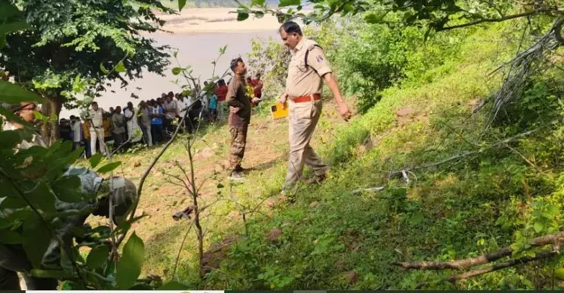 Balrampur News: 5 दिनों से लापता बच्चे की हत्या, गला काटकर मार डाला, नदी किनारे मिला शव, बलि की आशंका...