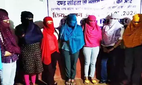 Bilaspur News: देहव्यापार का भंडाफोड़, दूसरे राज्यों से बुलाई गई थी कॉल गर्ल, पुलिस ने मारा छापा तो नजारा देख रह गई हैरान