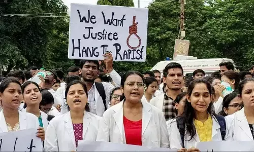 R G Kar Medical College Row: RG मेडिकल कॉलेज में नहीं थम रहा बवाल, 50 डॉक्टरों ने दिया सामूहिक इस्तीफा, जानें पूरा मामला