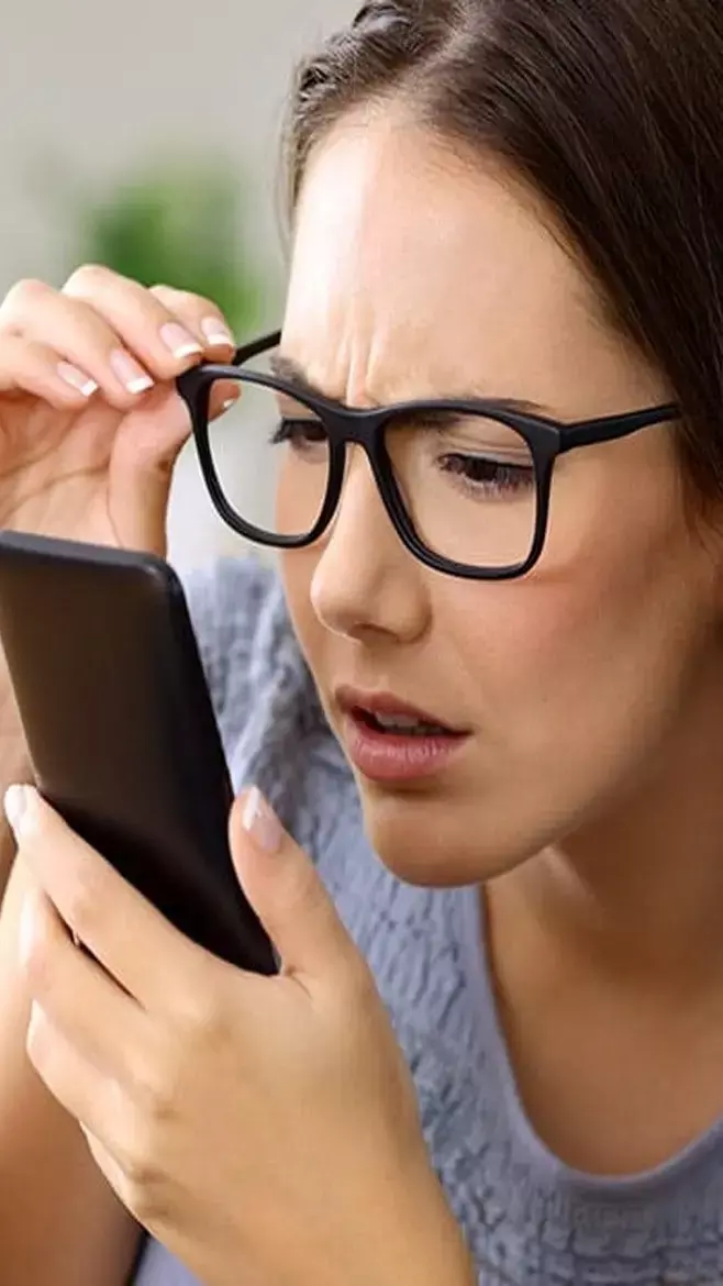 World Sight Day 10 October 2024: धुंधली पड़ रही है आंखों की रौशनी? आज से ही डाइट में शामिल करें ये चीजें