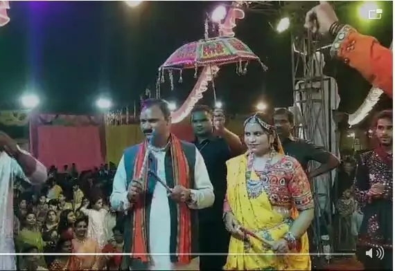 Chhattisgarh: गृह मंत्राणी क़े साथ गरबा क़े साथ थिरके मंत्री श्याम बिहारी, देखिये वीडियो... Chhattisgarh: गृह मंत्राणी क़े साथ गरबा क़े साथ थिरके मंत्री श्याम बिहारी, देखिये वीडियो...
