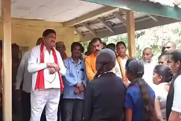 Nandghat College:CG मंत्री के अड़ियल रवैये से बिफरे कॉलेज स्टूडेंट्स, अब 14 को करेंगे एनएच जाम Nandghat College:CG मंत्री के अड़ियल रवैये से बिफरे कॉलेज स्टूडेंट्स, अब 14 को करेंगे एनएच जाम