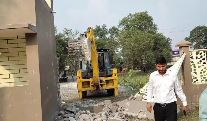 Bilaspur News: बिलासपुर कलेक्टर का भूमाफियाओं पर कहर जारी, अवैध प्लाटिंग पर फिर चला प्रशासन का डंडा Bilaspur News: बिलासपुर कलेक्टर का भूमाफियाओं पर कहर जारी, अवैध प्लाटिंग पर फिर चला प्रशासन का डंडा