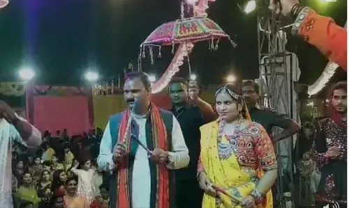 Chhattisgarh: गृह मंत्राणी क़े साथ गरबा क़े साथ थिरके मंत्री श्याम बिहारी, देखिये वीडियो...