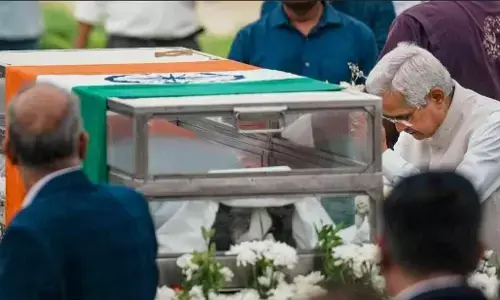 Ratan Tata Death News: Ratan Tata को अंतिम विदाई देने उमड़ा जनसैलाब, देखिए आखिरी तस्वीरें!