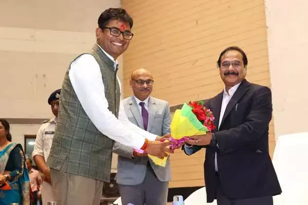 Chhattisgarh News: साईबर सुरक्षा व जल संरक्षण: जस्टिस मिश्रा ने कहा- जागरूकता बेहद जरूरी, मंत्री चौधरी ने दिया साझा प्रयास पर जोर