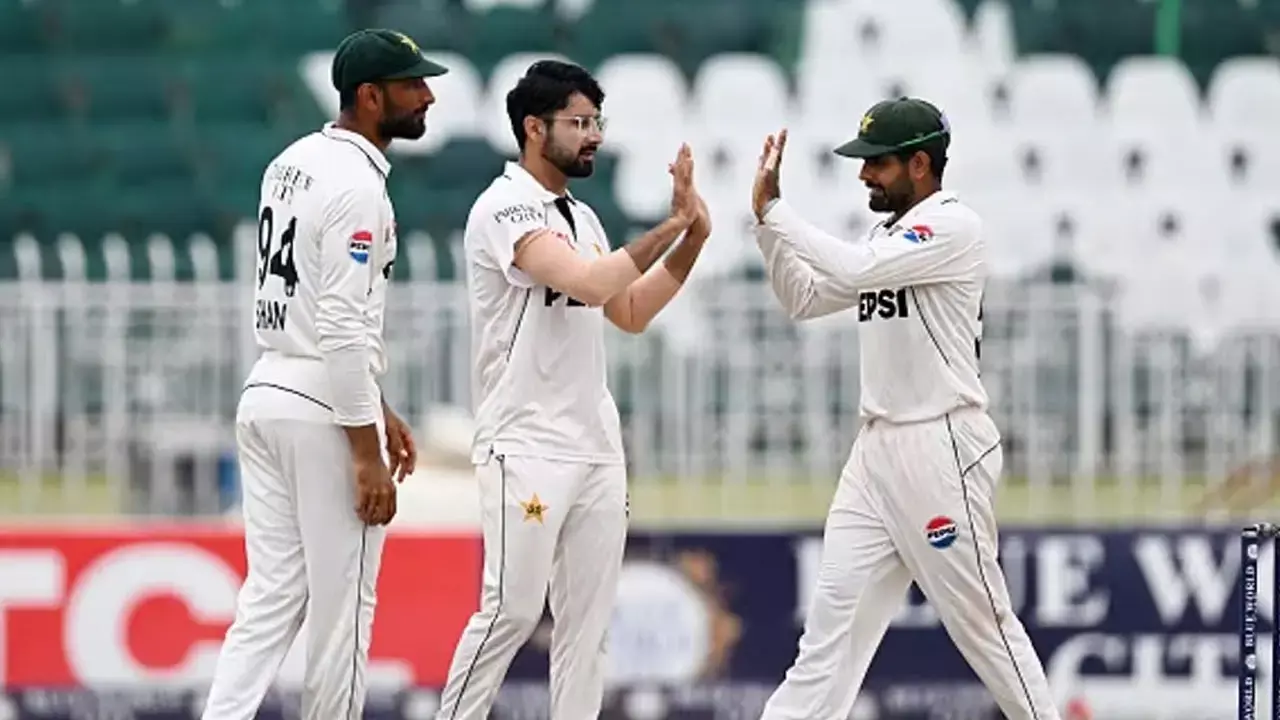 Eng vs Pak: पाकिस्तानी टीम के लिए खड़ी हुई नई मुसीबत, इंग्लैंड से जीत के बाद अस्पताल में भर्ती हुआ यहां खिलाड़ी...