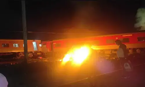 Darbhanga Express collides: तमिलनाडु में भीषण रेल हादसा, तिरुवल्लुर में मालगाड़ी से टकराई दरभंगा एक्सप्रेस, दो बोगियों में लगी आग