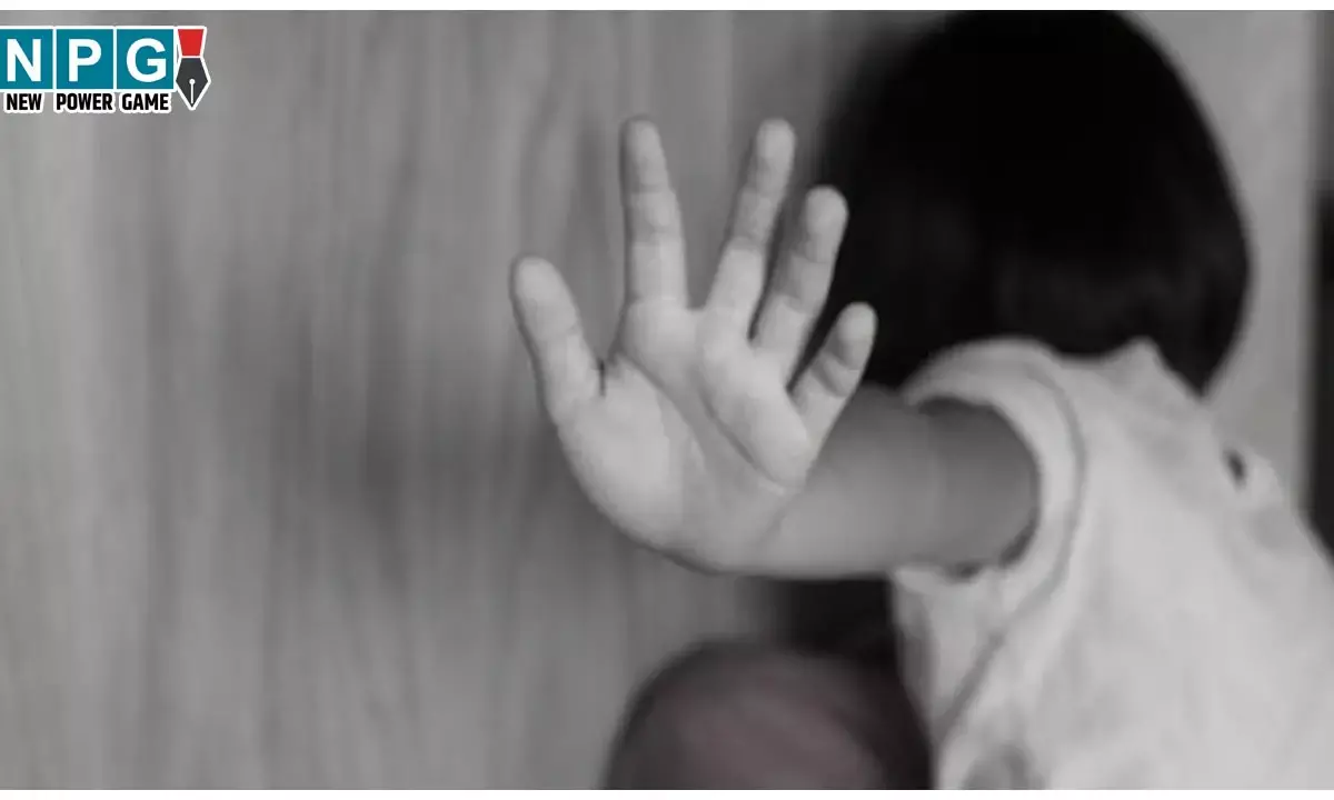 UP Crime News: क्रूरता की हदें पार! चीखती रही बच्ची, उल्टा लटकाकर पीटता रहा बेरहम बाप, वीडियो वायरल होने पर गिरफ्तार