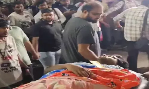 Kolkata Rape Murder Case: डॉक्टरों का आमरण अनशन जारी, जूनियर डॉक्टर की तबीयत बिगड़ी, अस्पताल में भर्ती