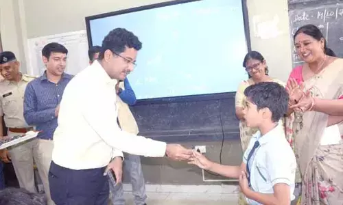 Chhattisgarh News: पीएम श्री स्वामी आत्मानंद स्‍कूल में बच्‍चों के बीच पहुंचे बोरा , बोले- जीवन में तरक्की के साथ-साथ प्रकृति से जुड़ के रहना जरूरी