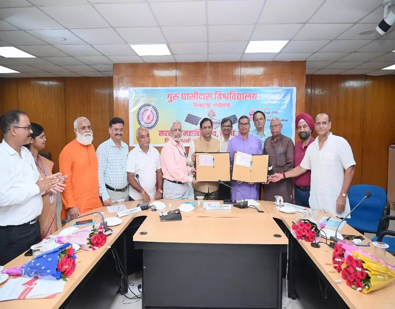 Bilaspur News: उच्च शिक्षण संस्थान सामाजिक सरोकारों हेतु सजग रहें: कुलपति प्रो. चक्रवाल...