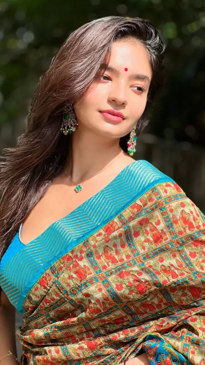 अनुष्का सेन ने साड़ी पहन कैमरे के सामने दिखाई कातिलाना अदाएं, देखिए किलर पोज...