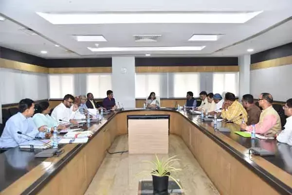 Chhattisgarh News: प्रमुख सचिव ने अधिकारी-कर्मचारी संघों के प्रतिनिधियों से की चर्चा, मांगों का परीक्षण कराकर कार्यवाही का दिया आश्वासन
